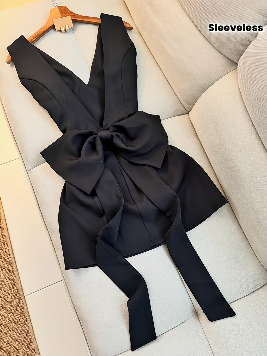 [Women's V-Neck Mini Dress] Women's Sleeveless V-Neck Mini Dress with Bow Detail at The Front - Black And White Color-Blocked Waist Tie, Knee-Length, Suitable for All Seasons, with a Fitted Waist And Smooth Fabric