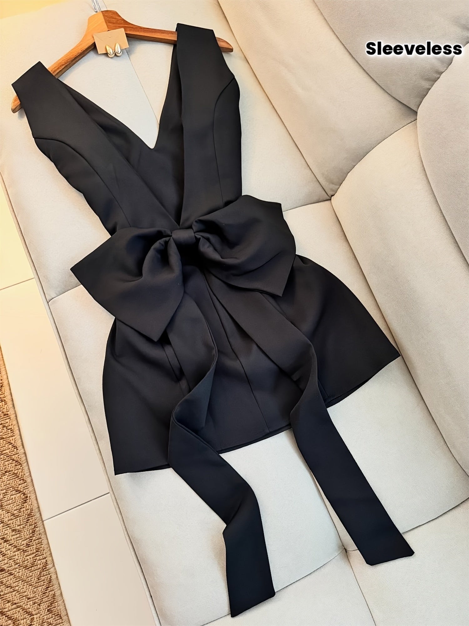 [Women's V-Neck Mini Dress] Women's Sleeveless V-Neck Mini Dress with Bow Detail at The Front - Black And White Color-Blocked Waist Tie, Knee-Length, Suitable for All Seasons, with a Fitted Waist And Smooth Fabric